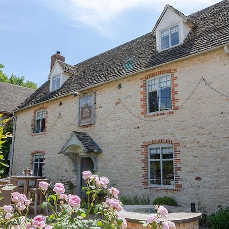 The Harcourt Arms Hotell Stanton Harcourt Exteriör bild The former school house