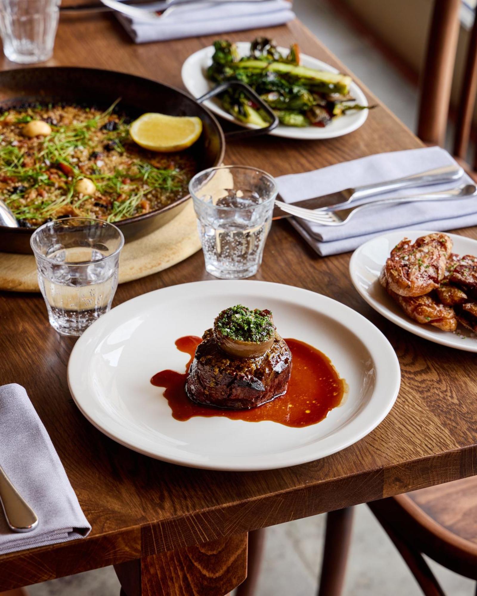 The Harcourt Arms Hotell Stanton Harcourt Exteriör bild A steak at the restaurant