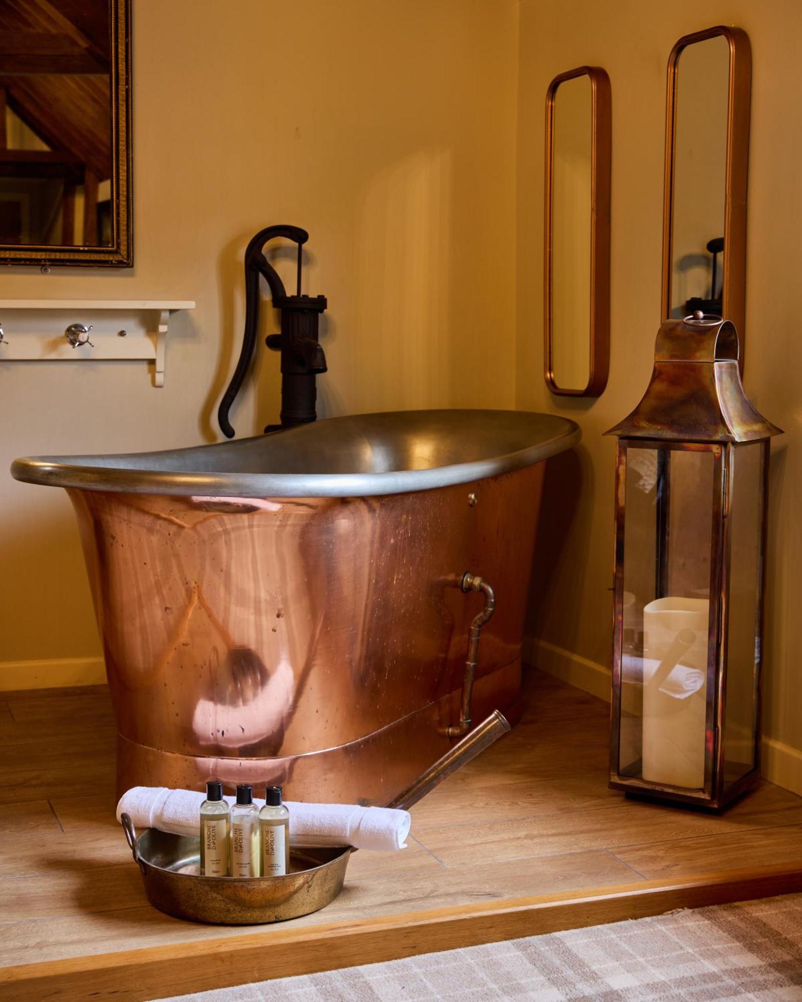 The Harcourt Arms Hotell Stanton Harcourt Exteriör bild Copper bathtub