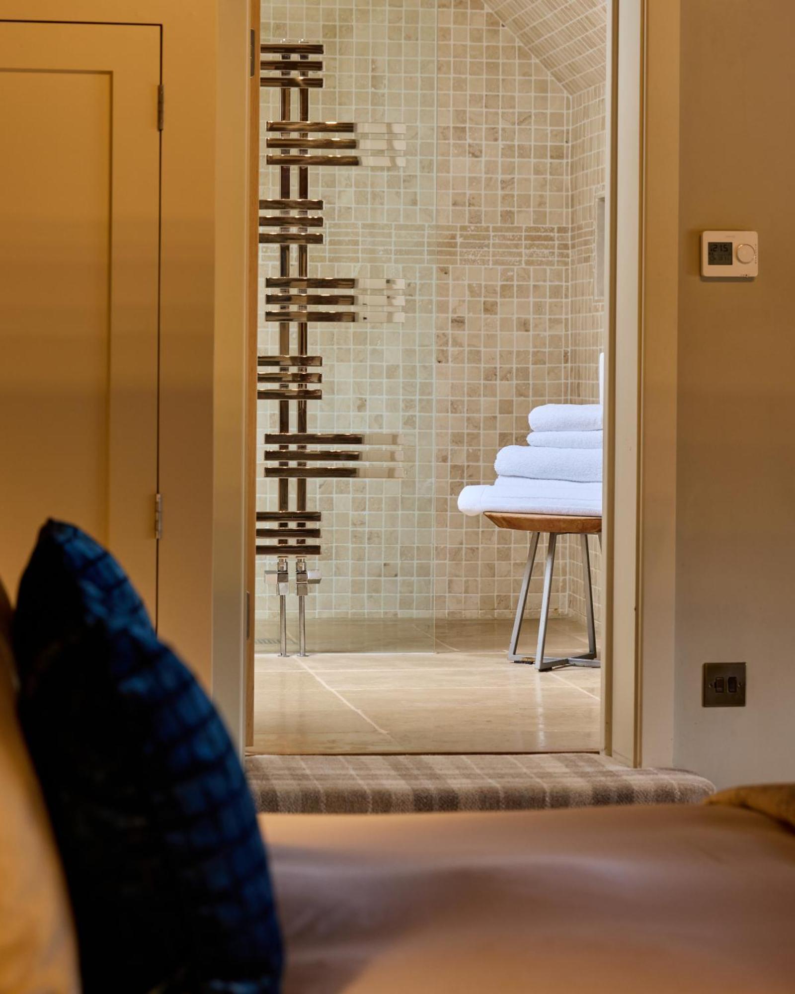 The Harcourt Arms Hotell Stanton Harcourt Exteriör bild A wet room at The River Lee Hotel, Hertfordshire, England