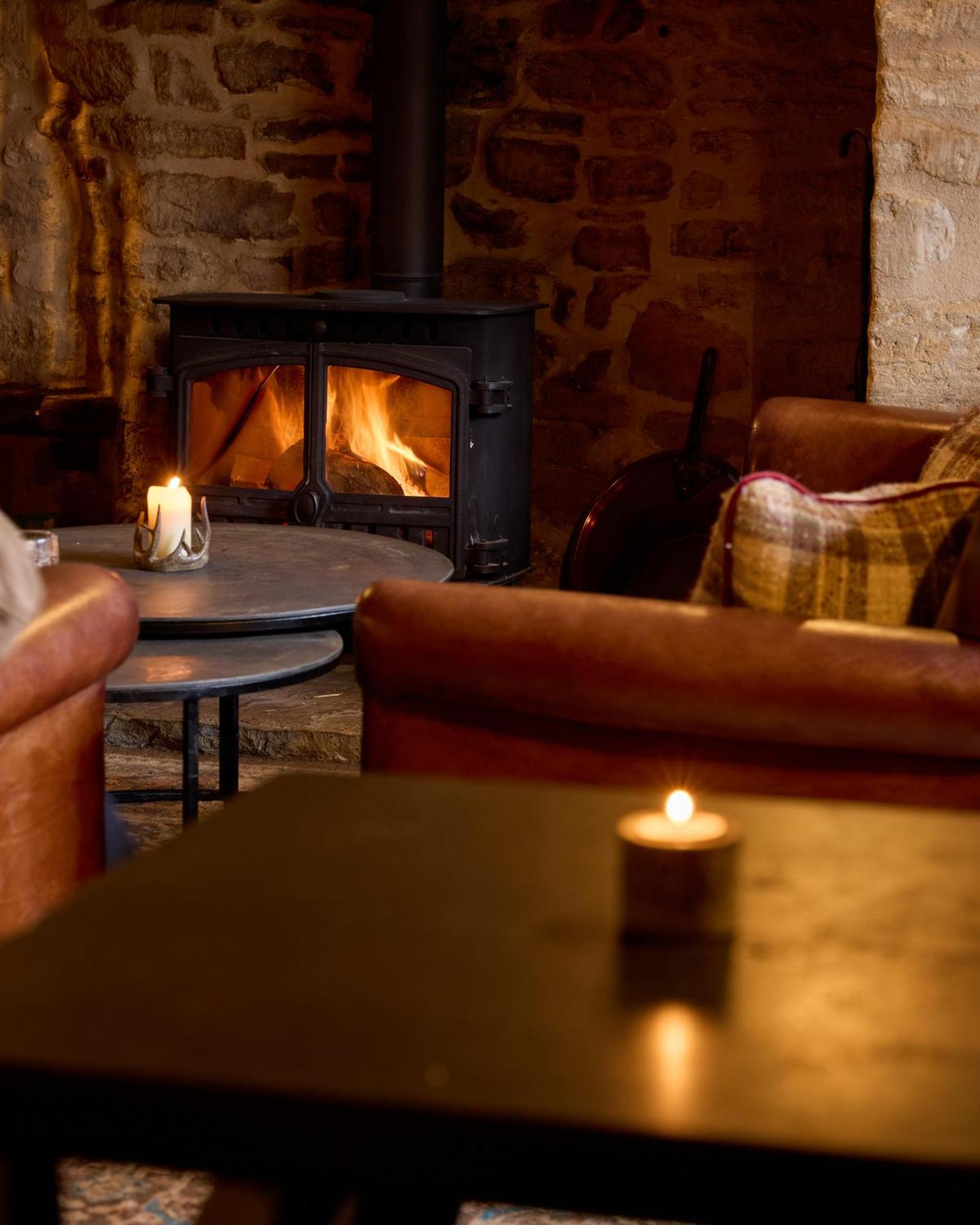 The Harcourt Arms Hotell Stanton Harcourt Exteriör bild The interior of the pub