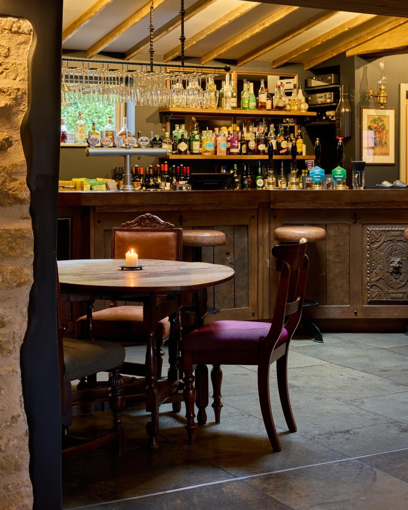 The Harcourt Arms Hotell Stanton Harcourt Exteriör bild The bar at the Old Inn