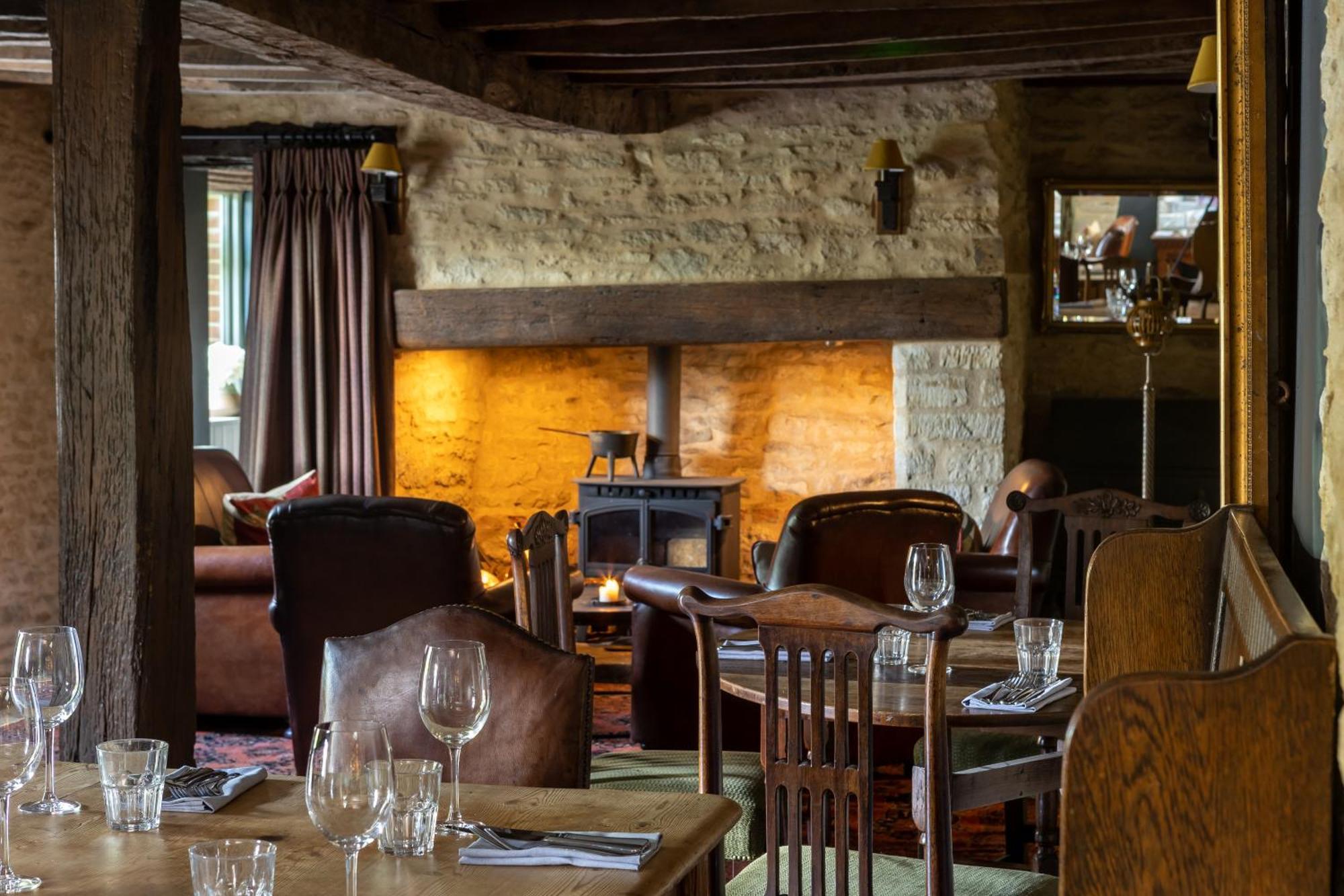 The Harcourt Arms Hotell Stanton Harcourt Exteriör bild The interior of the restaurant