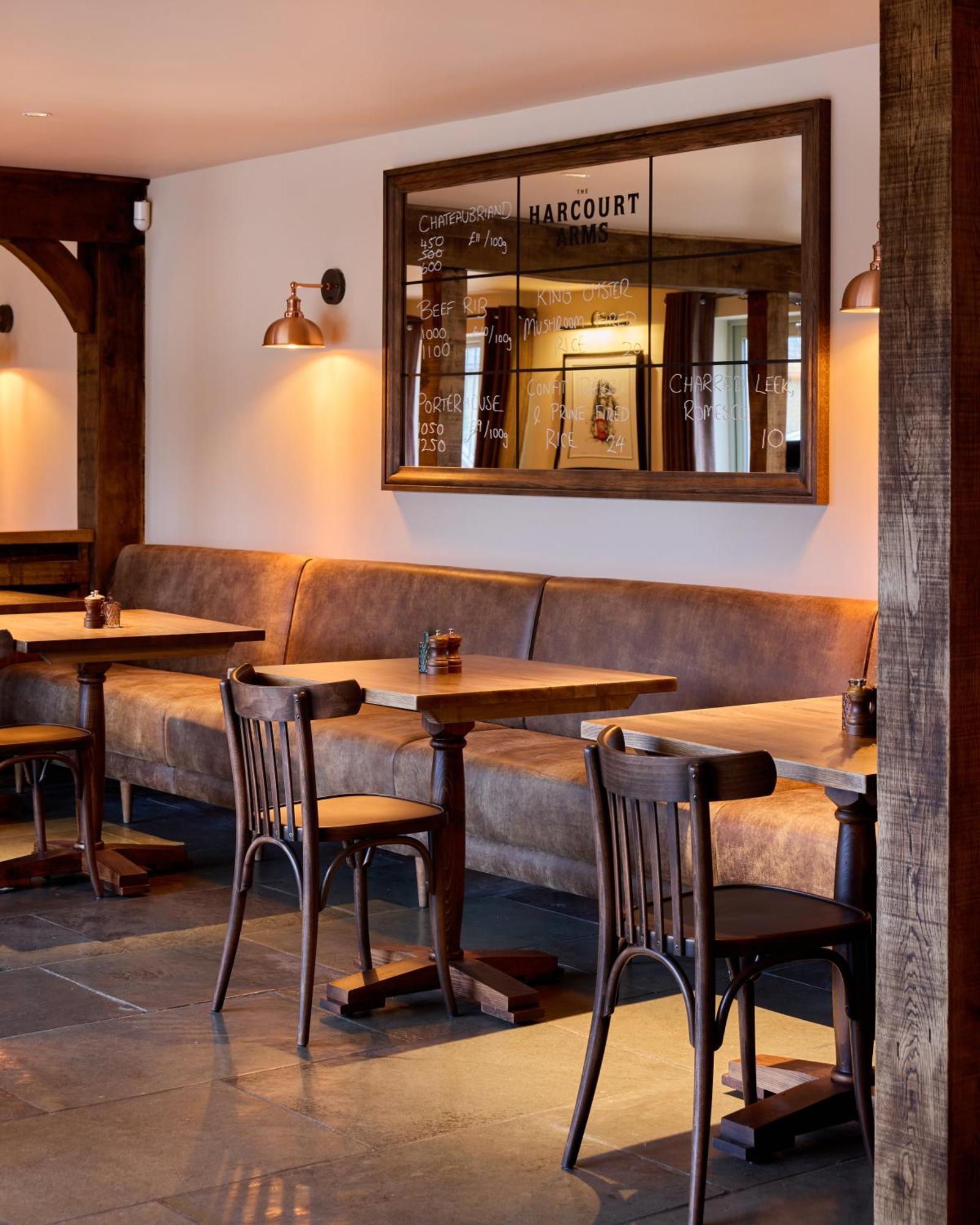 The Harcourt Arms Hotell Stanton Harcourt Exteriör bild The interior of the restaurant
