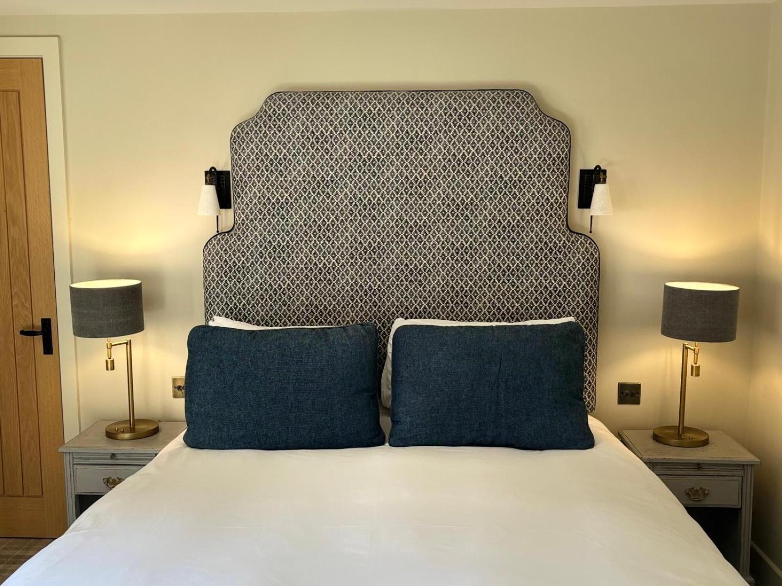 The Harcourt Arms Hotell Stanton Harcourt Exteriör bild A bedroom at The Old Vicarage
