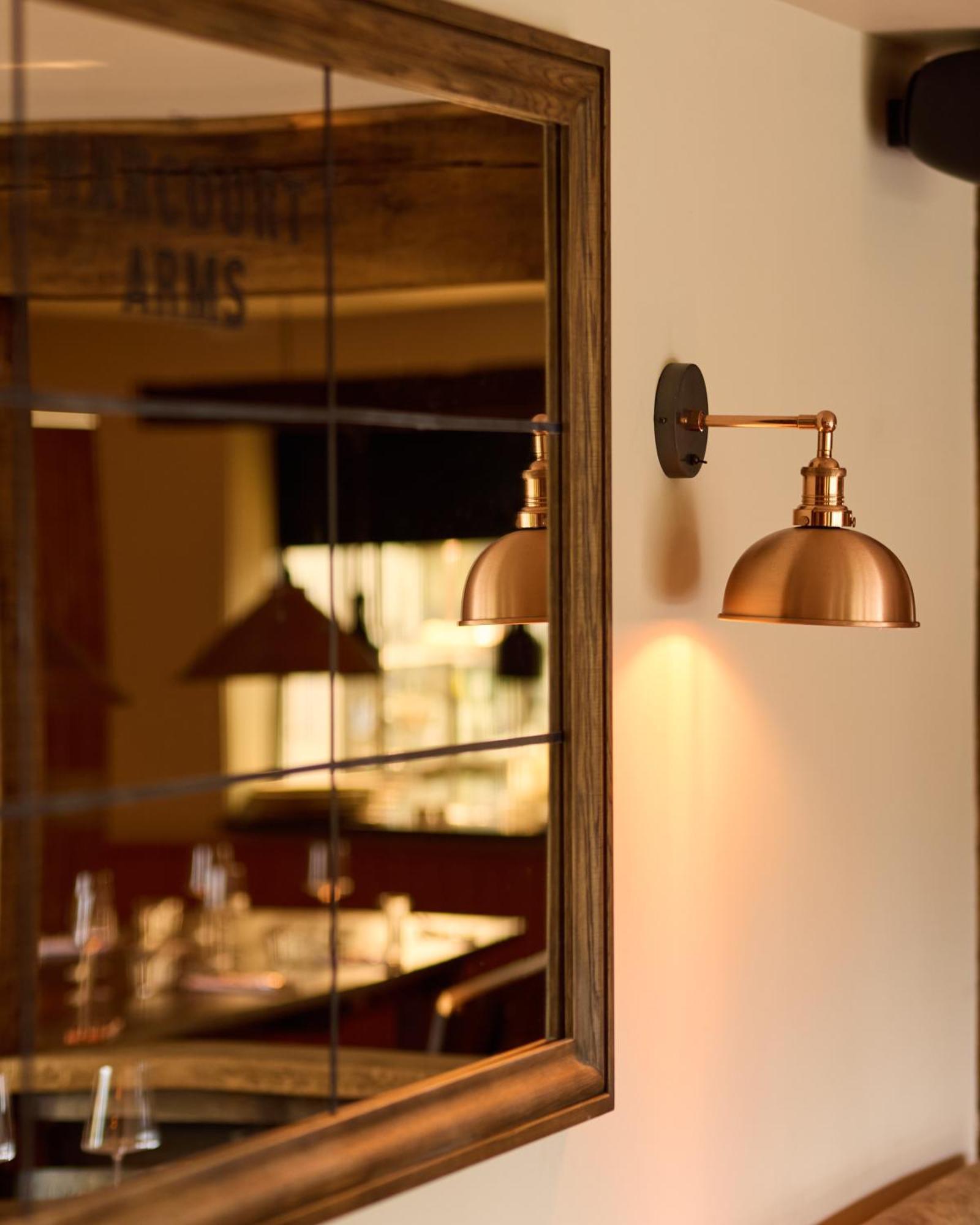 The Harcourt Arms Hotell Stanton Harcourt Exteriör bild A wall light