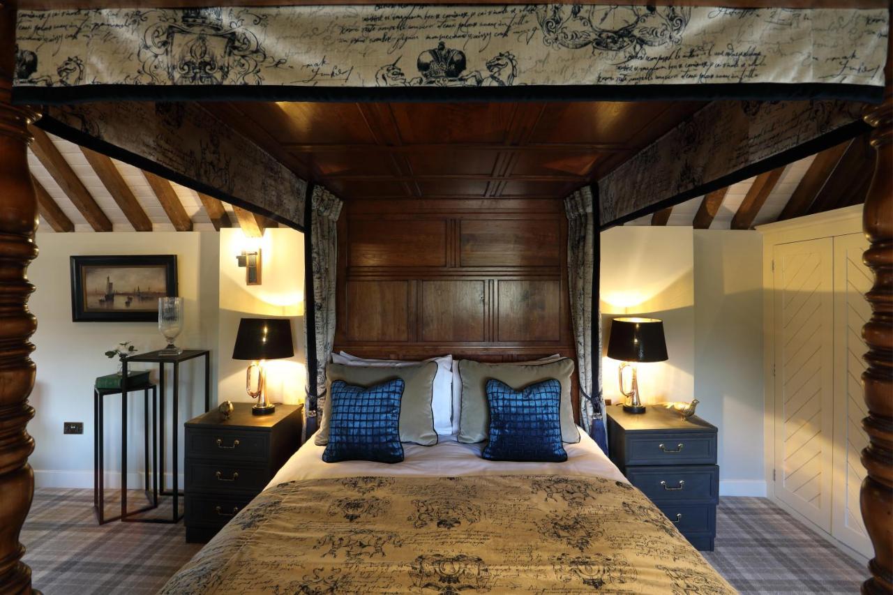The Harcourt Arms Hotell Stanton Harcourt Exteriör bild The four-poster bed in the Old Inn